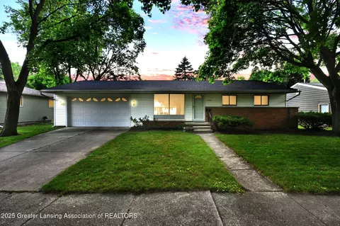 2933 E Lafayette Cir, Lansing, MI 48906