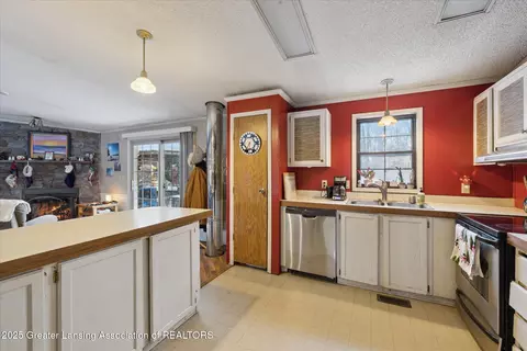Kitchen - 9428 S Wright Rd, Eagle, MI 48822 photo 1 of 4
