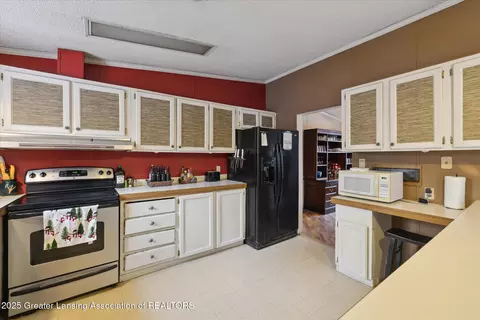 Kitchen - 9428 S Wright Rd, Eagle, MI 48822 photo 3 of 4