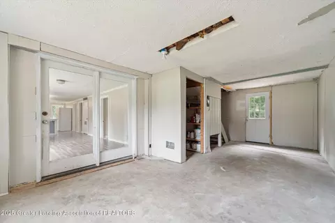 Entry Way - 5504 Ann Dr, Bath, MI 48808 photo 5 of 6