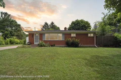 5626 Hallendale Rd, Haslett, MI 48840