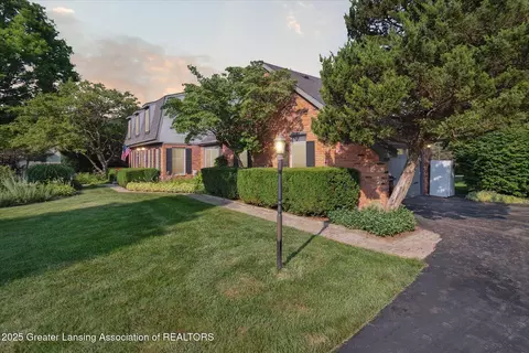 9303 Blueberry Hill Ct, Howell, MI 48843