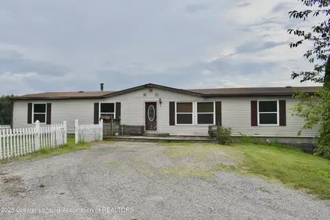 5326 Meridian Rd, Leslie, MI 49251