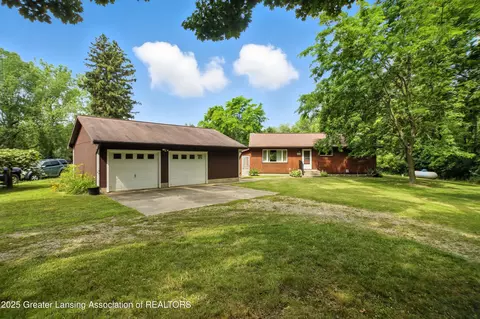 16106 Peacock Rd, Haslett, MI 48840