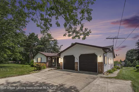 1305 S Oakland St, Saint Johns, MI 48879