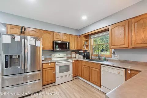 Kitchen - 7455 W Maple Rapids Rd, Saint Johns, MI 48879 photo 2 of 4