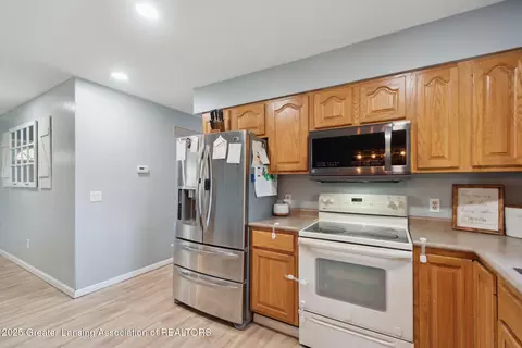 Entry Way - 7455 W Maple Rapids Rd, Saint Johns, MI 48879 photo 1 of 2