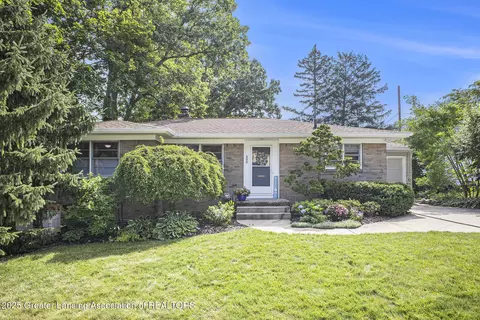 300 Chesterfield Pkwy, East Lansing, MI 48823