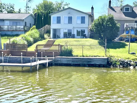 8746 Lake Dr, Springport, MI 49284