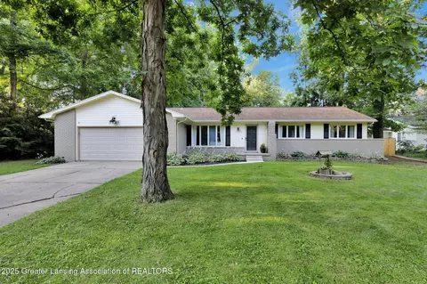 5620 Grand River Dr, Grand Ledge, MI 48837