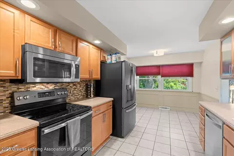 Kitchen - 4340 Barton Rd, Lansing, MI 48917 photo 2 of 3