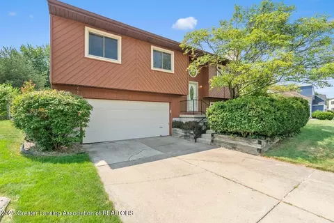 916 Westover Cir, Lansing, MI 48917
