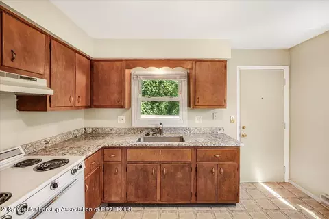 Kitchen - 2166-2168 Park Ln, Holt, MI 48842 photo 2 of 3