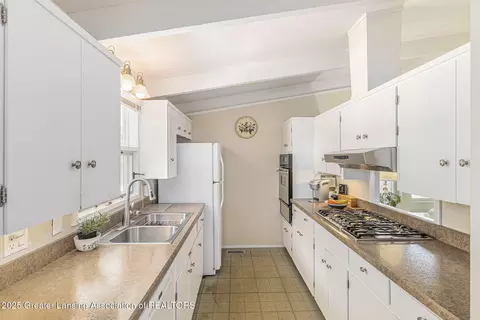 5671 Buckingham Rd, Haslett, MI 48840 photo 6