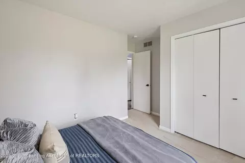 Bedroom - 10619 Barnes Rd, Eaton Rapids, MI 48827 photo 2 of 5