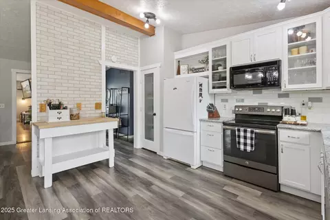 Kitchen - 10619 Barnes Rd, Eaton Rapids, MI 48827 photo 3 of 4