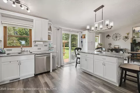 Kitchen - 10619 Barnes Rd, Eaton Rapids, MI 48827 photo 4 of 4