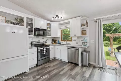 Kitchen - 10619 Barnes Rd, Eaton Rapids, MI 48827 photo 2 of 4