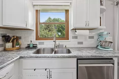 Kitchen - 10619 Barnes Rd, Eaton Rapids, MI 48827 photo 1 of 4