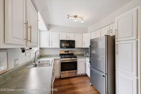 6920 Dickson Dr, Grand Ledge, MI 48837 photo 23