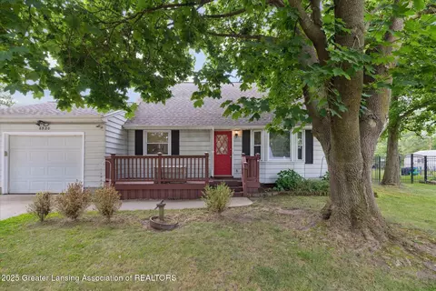 6920 Dickson Dr, Grand Ledge, MI 48837