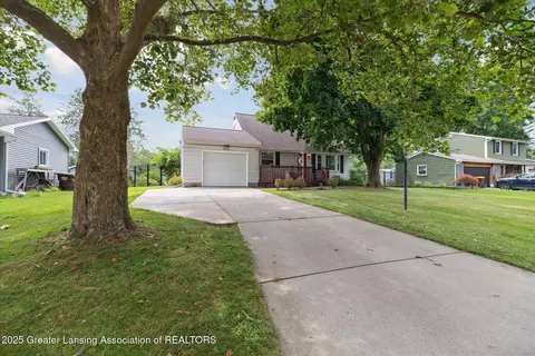 6920 Dickson Dr, Grand Ledge, MI 48837 photo 3