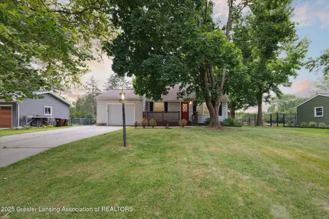 6920 Dickson Dr, Grand Ledge, MI 48837 photo 2