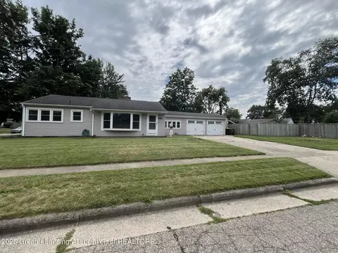 1062 W Colonial Park Dr, Grand Ledge, MI 48837