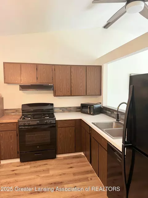 Kitchen - 4009 Heathgate Dr, Lansing, MI 48911 photo 2 of 4