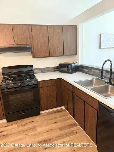 Kitchen - 4009 Heathgate Dr, Lansing, MI 48911 photo 3 of 4