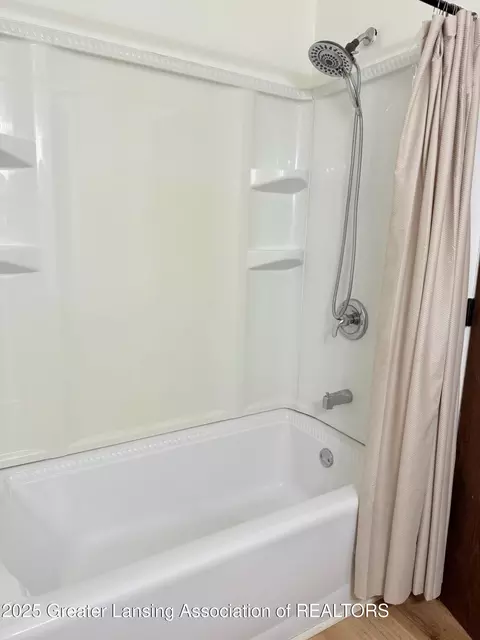 Bath - 4009 Heathgate Dr, Lansing, MI 48911 photo 1 of 2