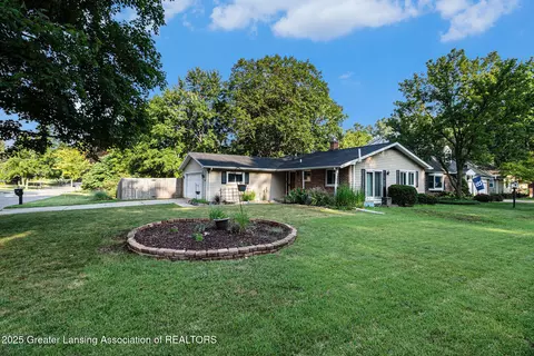 404 Gainsborough Dr, East Lansing, MI 48823