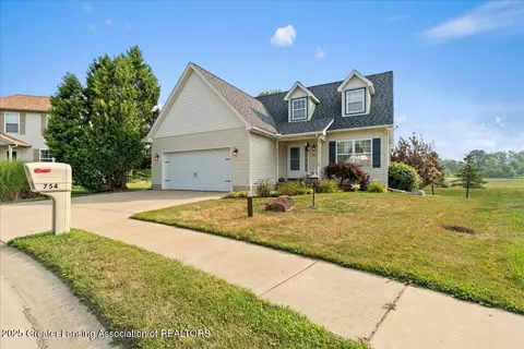 754 Pinegate Dr, Fowlerville, MI 48836