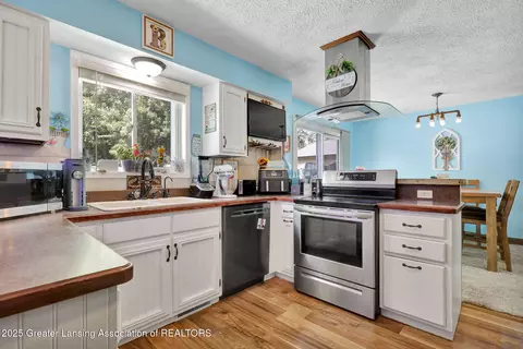 Kitchen - 1132 Pine St, Grand Ledge, MI 48837 photo 4 of 5