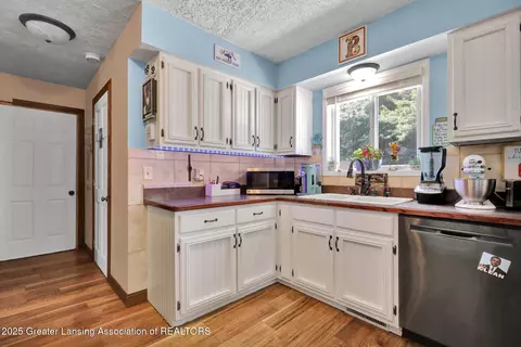 Kitchen - 1132 Pine St, Grand Ledge, MI 48837 photo 2 of 5