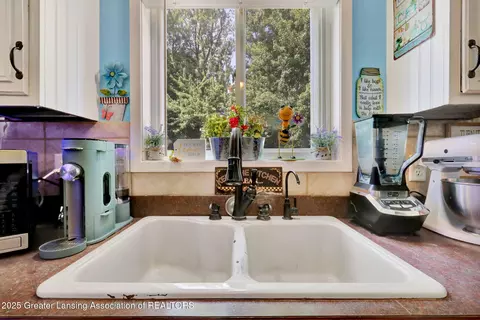 Kitchen - 1132 Pine St, Grand Ledge, MI 48837 photo 5 of 5
