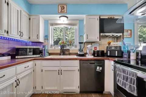 Kitchen - 1132 Pine St, Grand Ledge, MI 48837 photo 3 of 5