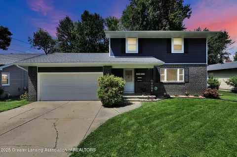 1132 Pine St, Grand Ledge, MI 48837
