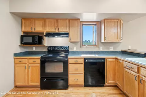 Kitchen - 8283 S Williams Rd, Dewitt, MI 48820 photo 2 of 4
