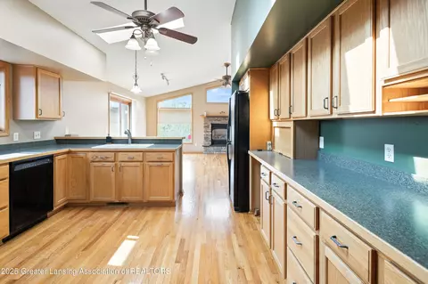 Kitchen - 8283 S Williams Rd, Dewitt, MI 48820 photo 3 of 4