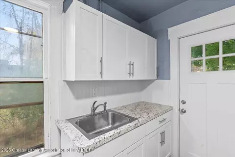 Entry Way - 518 Beech St, Lansing, MI 48912 photo 5 of 5