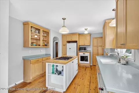 Kitchen - 133 E Riverside St, Williamston, MI 48895 photo 4 of 5
