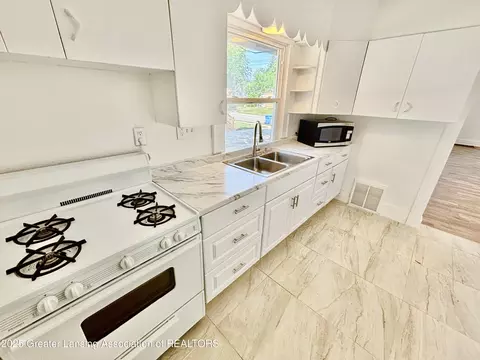 Kitchen - 328 E Cavanaugh Rd, Lansing, MI 48910 photo 2 of 2