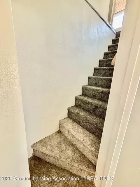 Entry Way - 328 E Cavanaugh Rd, Lansing, MI 48910 photo 2 of 2
