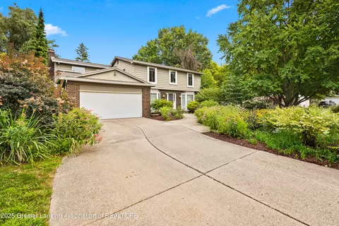 1000 Fox Hills Dr, East Lansing, MI 48823
