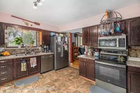 Kitchen - 4650 Waugh Rd, Owosso, MI 48867 photo 2 of 2
