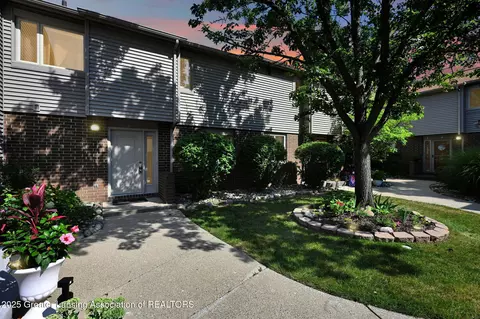 929 Grenoble Dr #B, Lansing, MI 48917