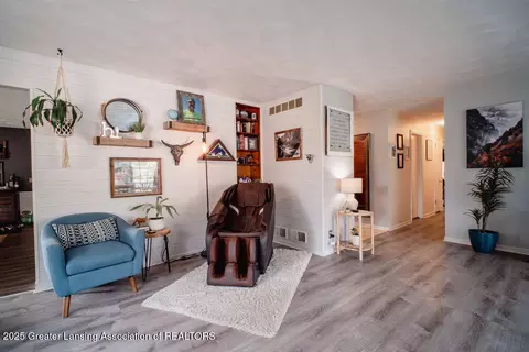 Entry Way - 6560 Lansdown Dr, Dimondale, MI 48821 photo 3 of 6