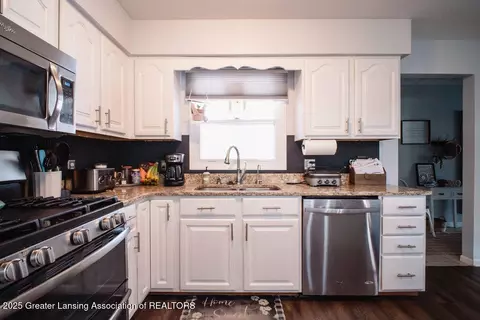 Kitchen - 6560 Lansdown Dr, Dimondale, MI 48821 photo 1 of 2