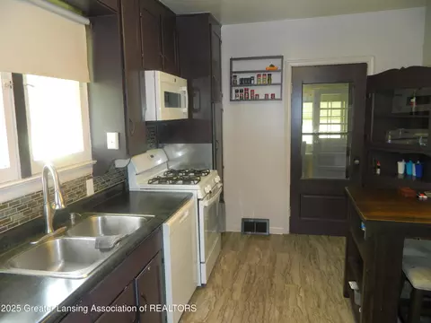 Kitchen - 2437 Eifert Rd, Holt, MI 48842 photo 2 of 2